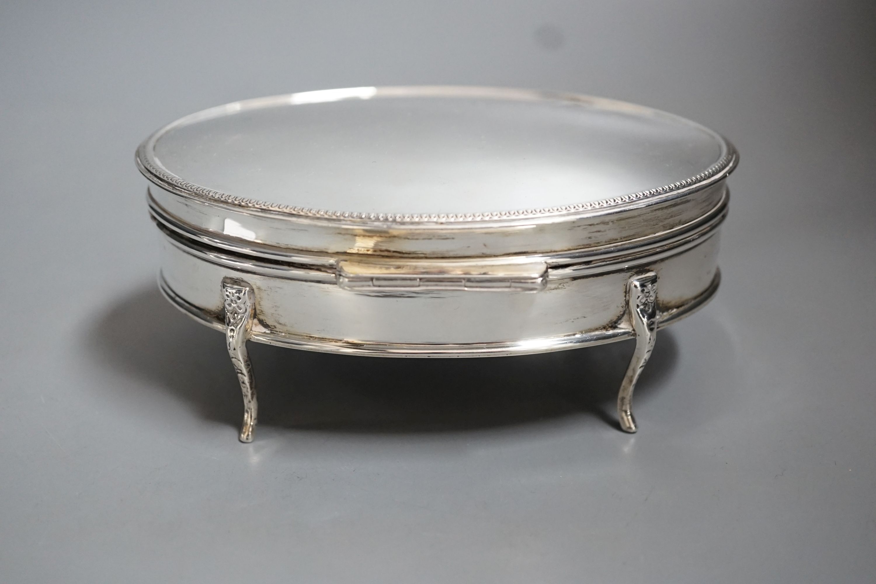 A George V silver oval trinket box, E.S. Barnsley & Co, Birmingham, 1918, 14.6cm.